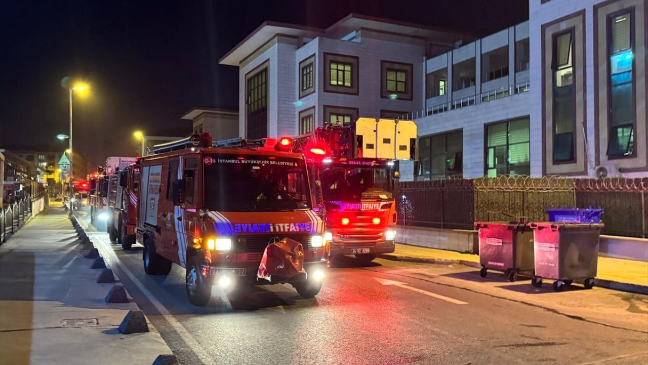 Zeytinburnu'nda Kız Öğrenci Yurdunun Otoparkında Yangın Çıktı