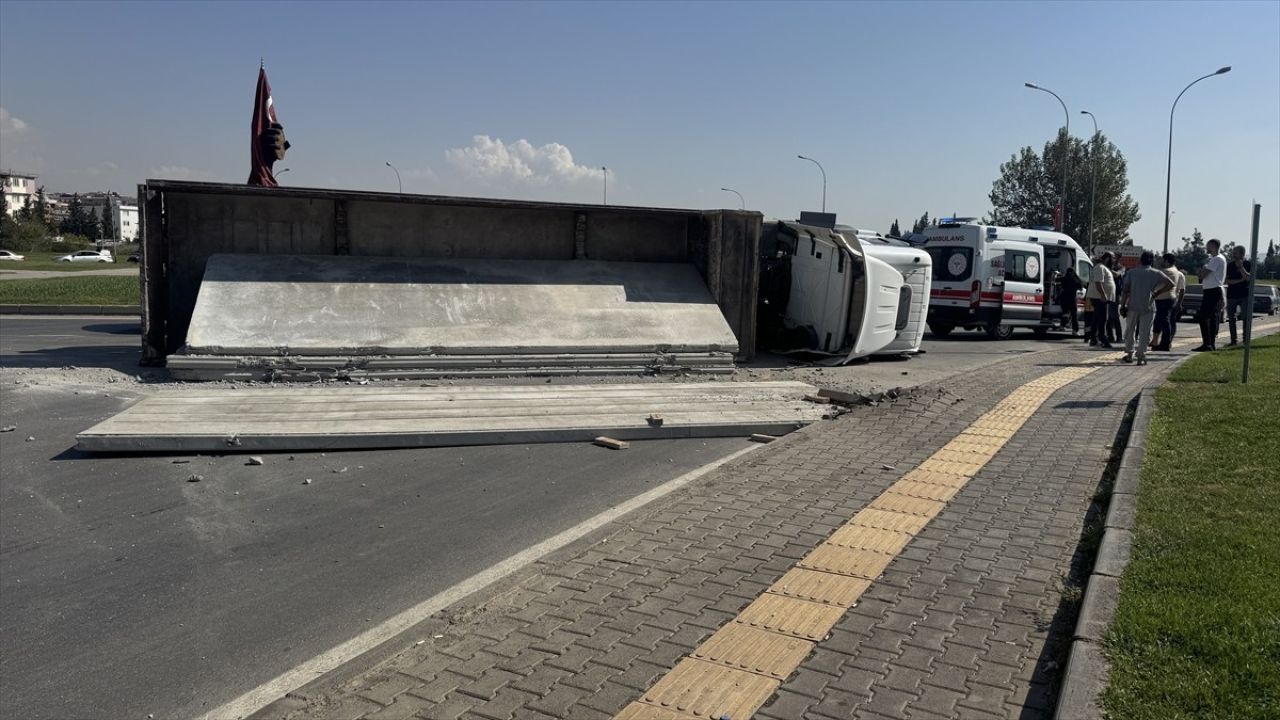 Kahramanmaraş'ta Beton Yüklü Tır Devrildi