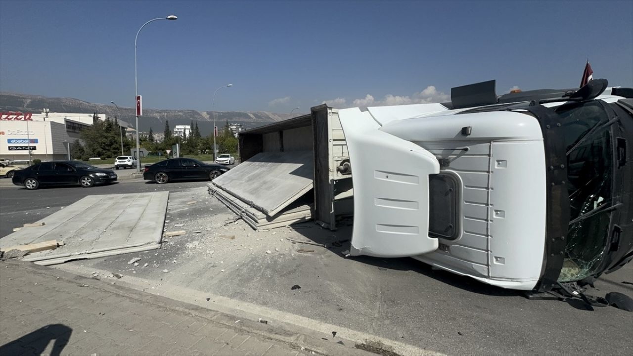 Kahramanmaraş'ta Beton Blok Yüklü Tır Kazası