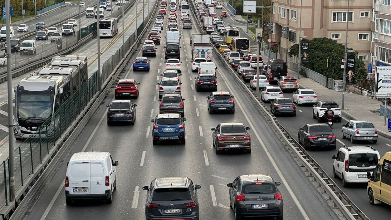 İstanbul'da Sağanak Trafik Sıkıntı Yarattı