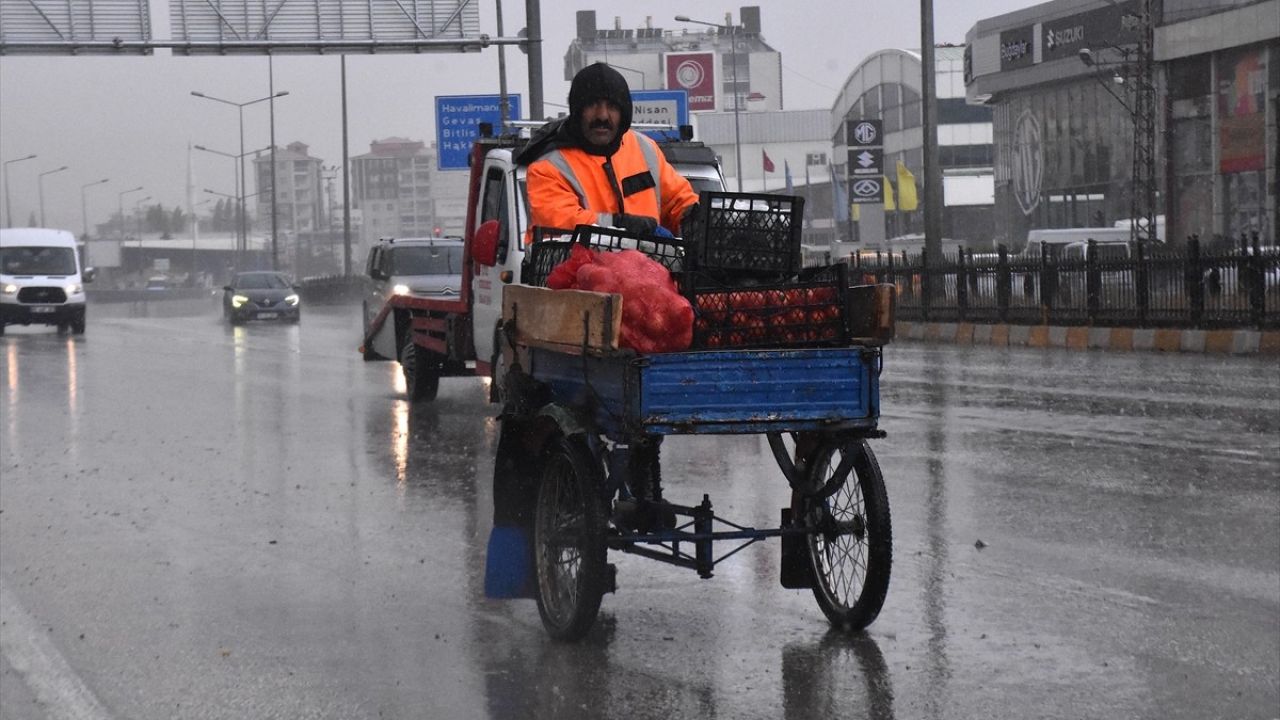 Van'da Aniden Gelen Sağanak Yağış Trafiği Olumsuz Etkiledi