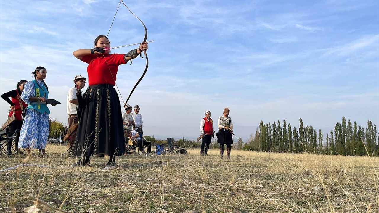 Kırgızistan'da Kadınların Okçuluk İlgi Artışı