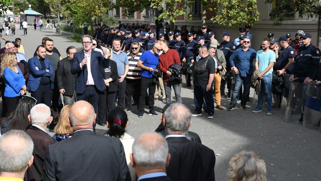 Arnavutluk'ta Yolsuzluk İddialarına Protesto