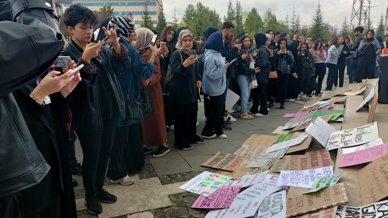 Bingöl'de Üniversite Gençlerinden Kadına Yönelik Şiddet Protestosu