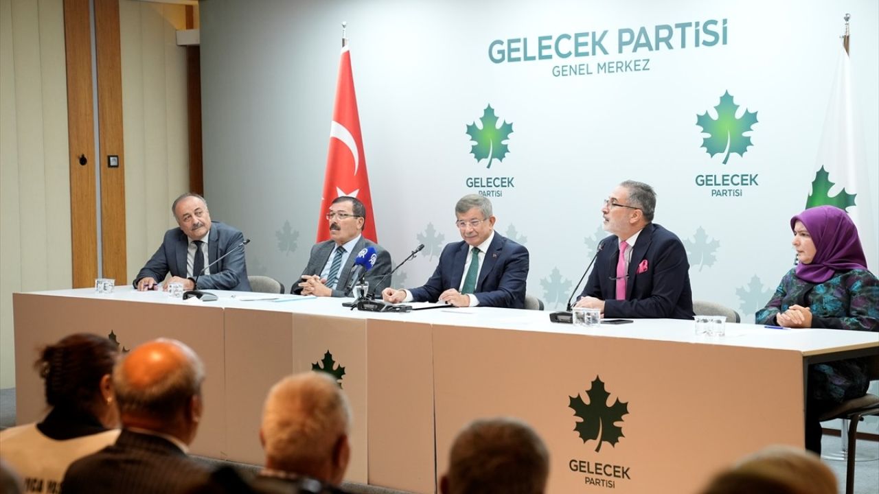 Gelecek Partisi Başkanı Davutoğlu Emeklilerle Buluştu