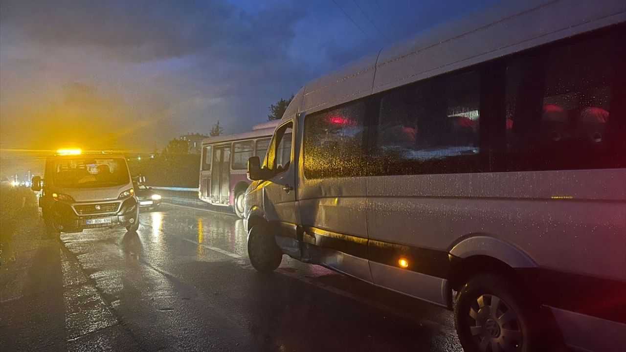 Sakarya'da Minibüs ve Otomobil Çarpıştı: 4 Yaralı