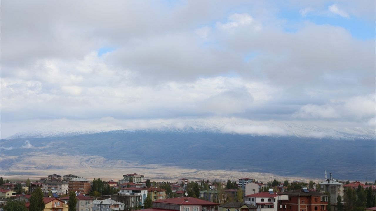 Ağrı'nın Dağları ve Köyleri Karla Kaplandı