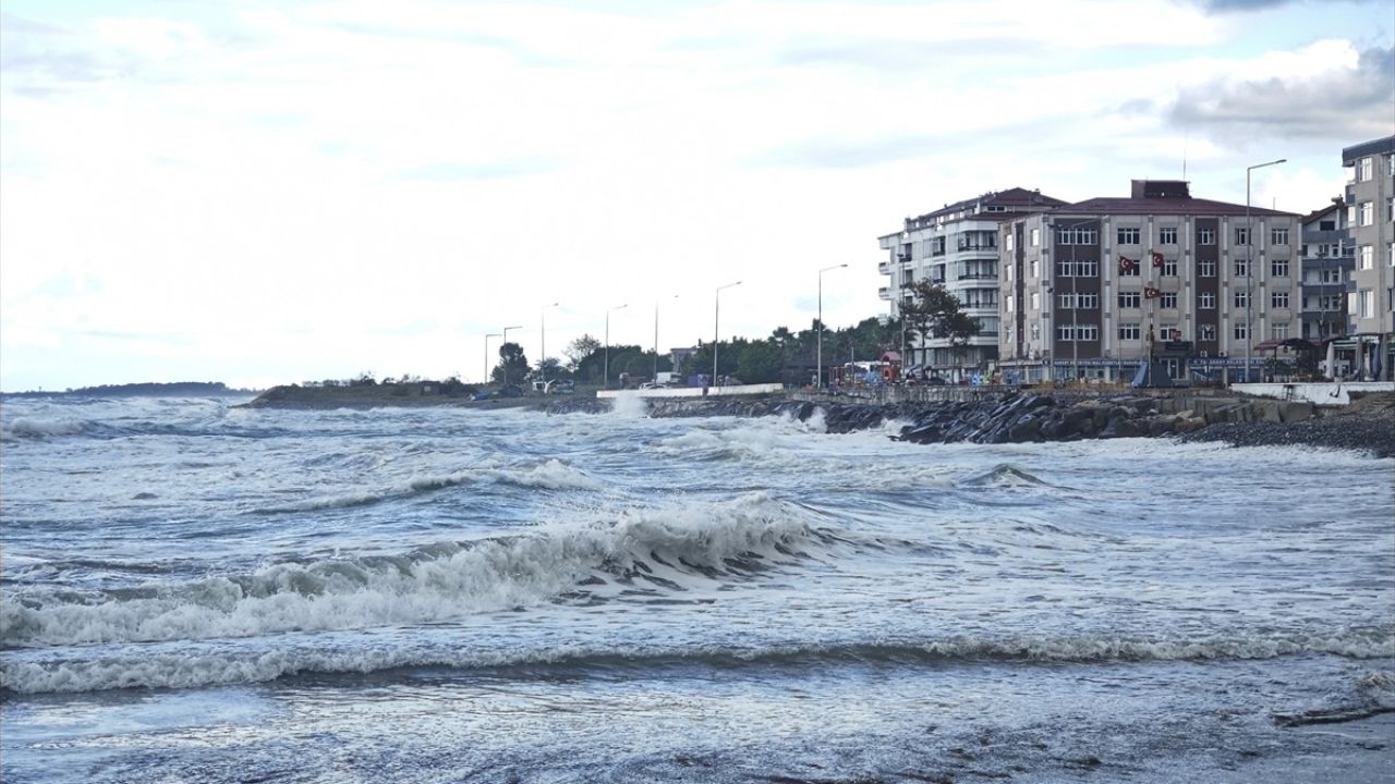 Samsun Yakakent'te Şiddetli Rüzgar ve Dev Dalgalar