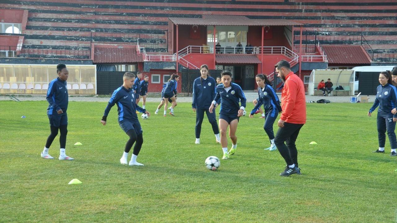 Yüksekova'nın Kadın Futbol Takımı Şampiyonluk Hedefli Sezona Hazır