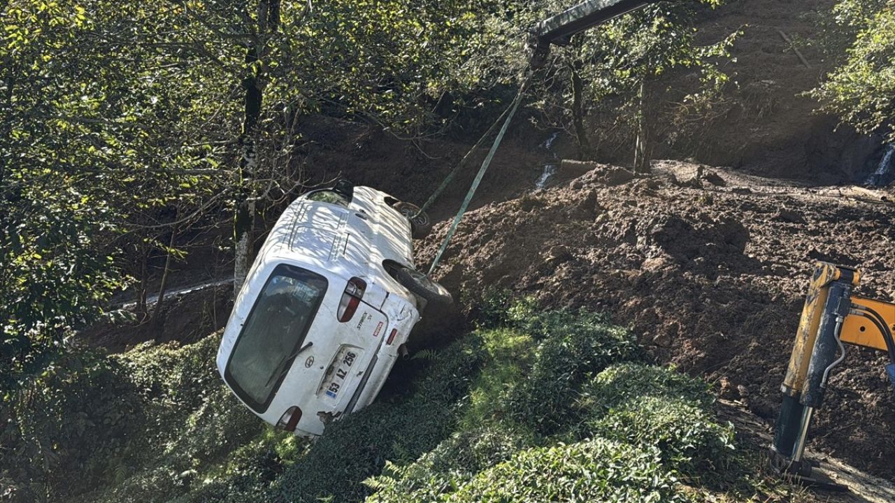 Rize'de Hortum, Çatıları Uçurdu ve Araçlara Zarar Verdi