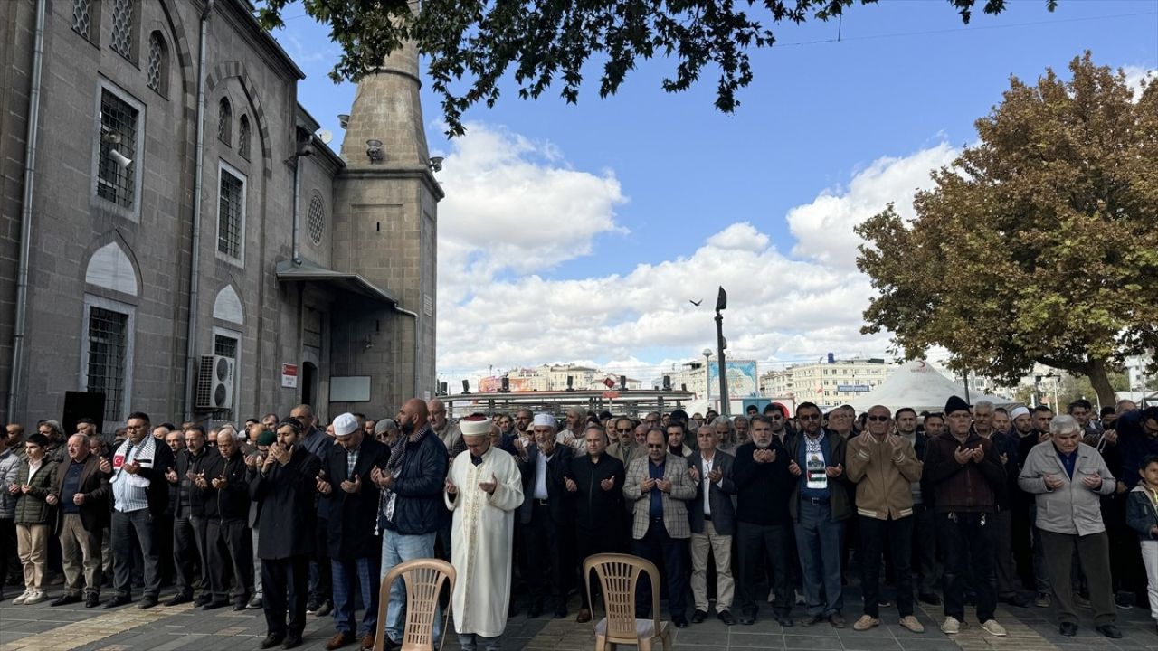 Kayseri'de Yahya Sinvar İçin Gıyabi Cenaze Namazı Kılındı