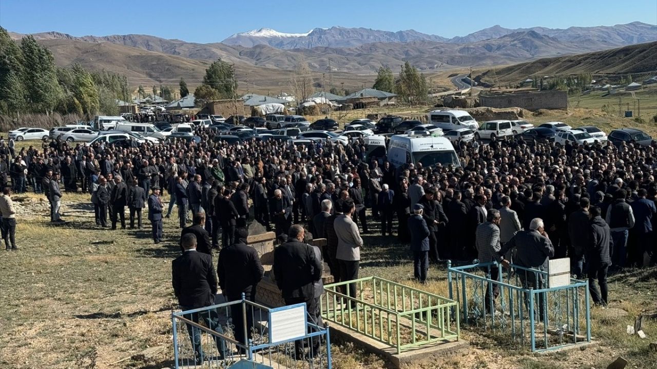 Van'da Trafik Kazasında Hayatını Kaybeden Baba ve Oğlu Defnedildi