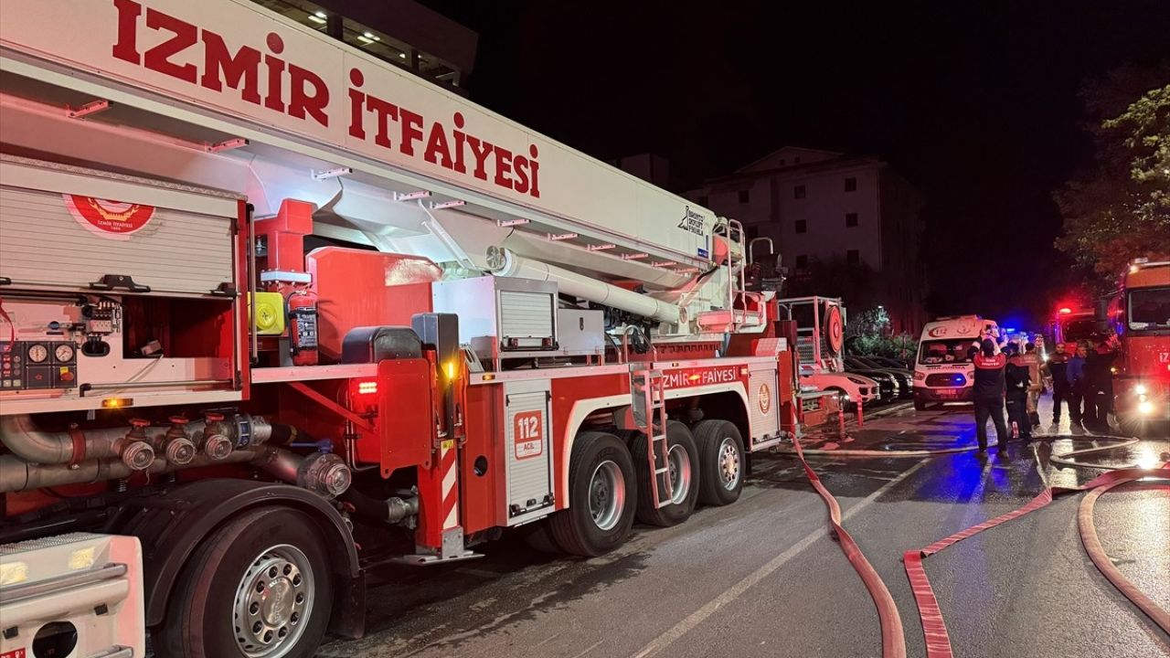 İzmir'deki Çok Katlı Binada Yangın Kontrol Altına Alındı