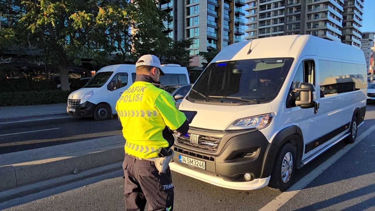 İstanbul'da Trafik Uygulaması: Çakar-Siren ve Emniyet Şeridi Denetimi