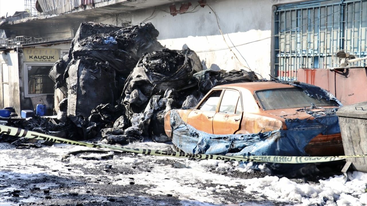 Sakarya'daki Kauçuk Fabrikasında Yangın Söndürüldü