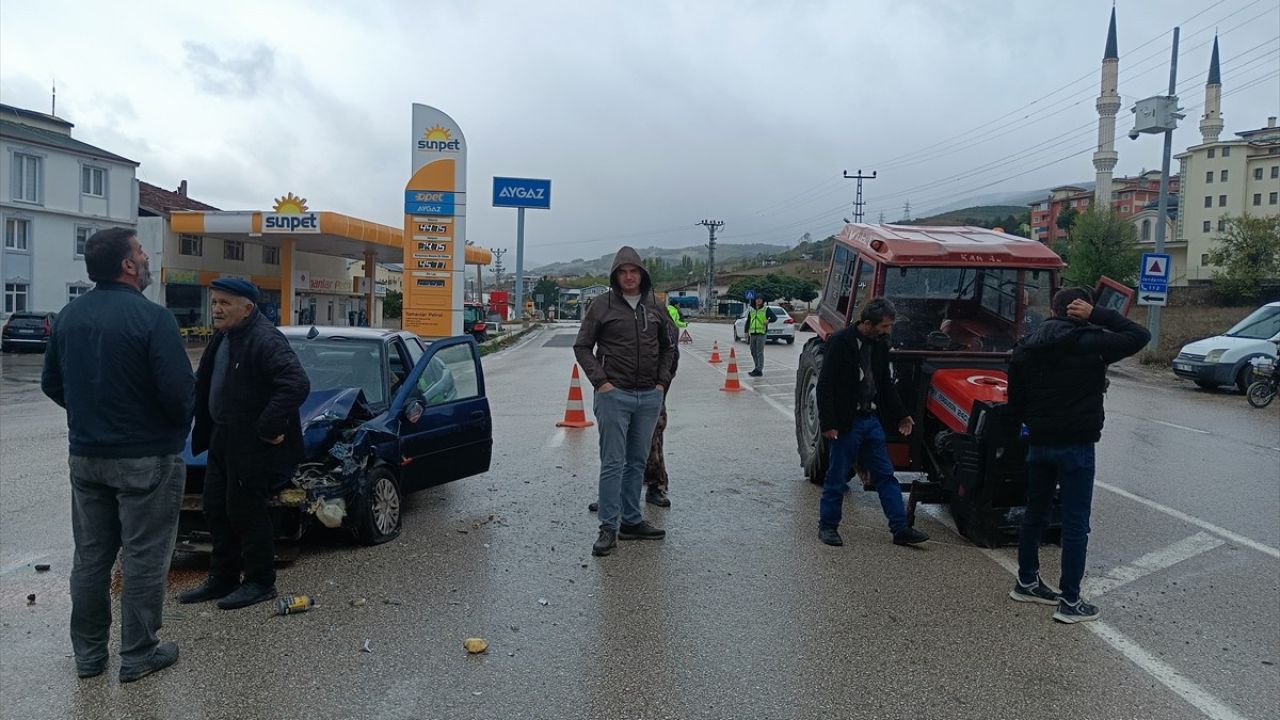 Tokat'ta Otomobil ve Traktör Çarpıştı: 4 Yaralı