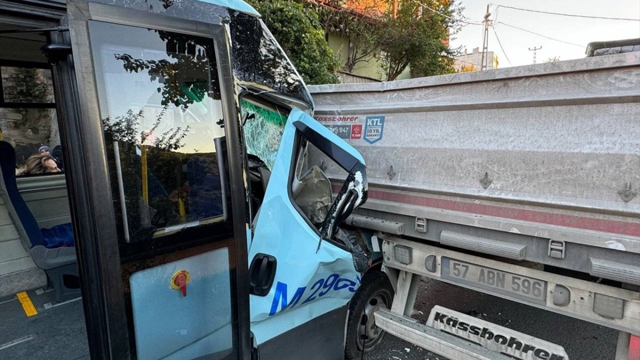 Maltepe'de Yolcu Minibüsü ile Tır Çarpması: 8 Yaralı