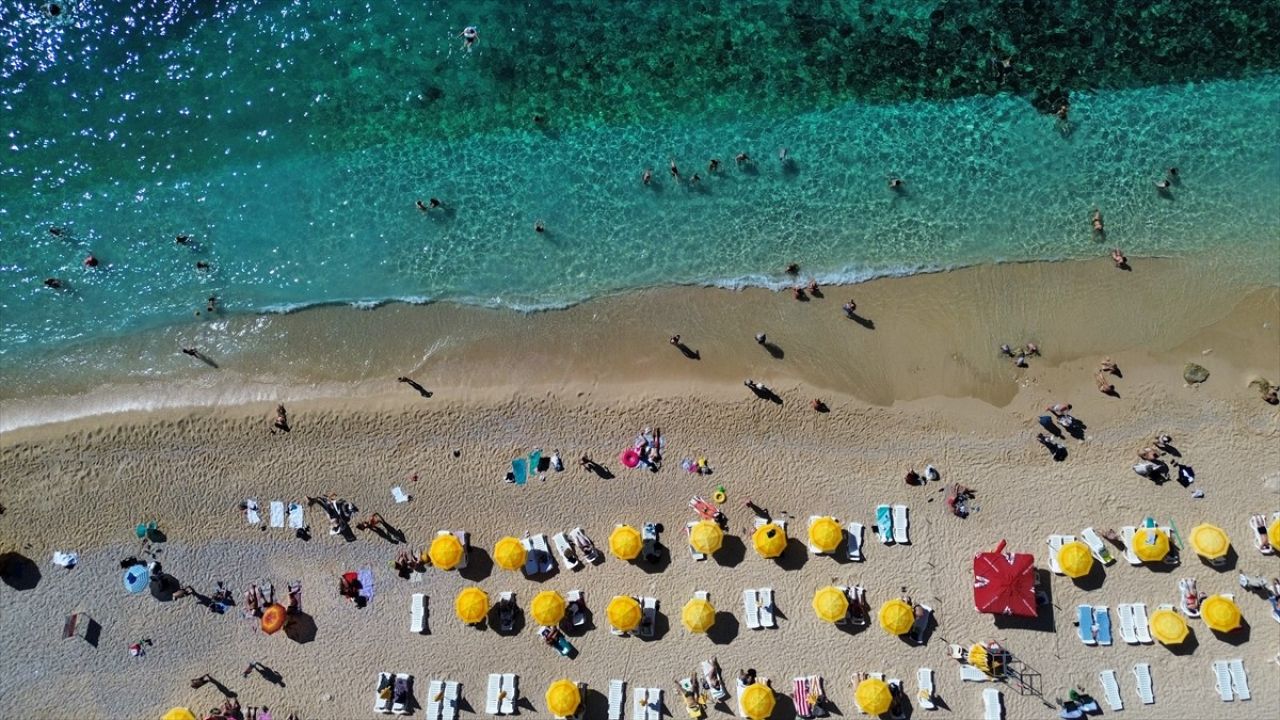 Antalya'da Güneşli Hava Tatilcileri Denize Çekiyor