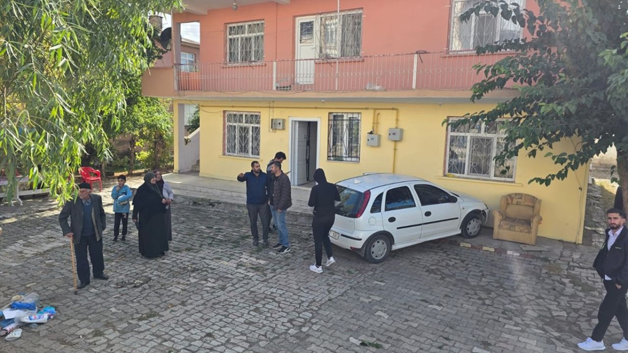 Elazığ'da Minibüs ve Otomobil Çarpıştı: 3 Yaralı