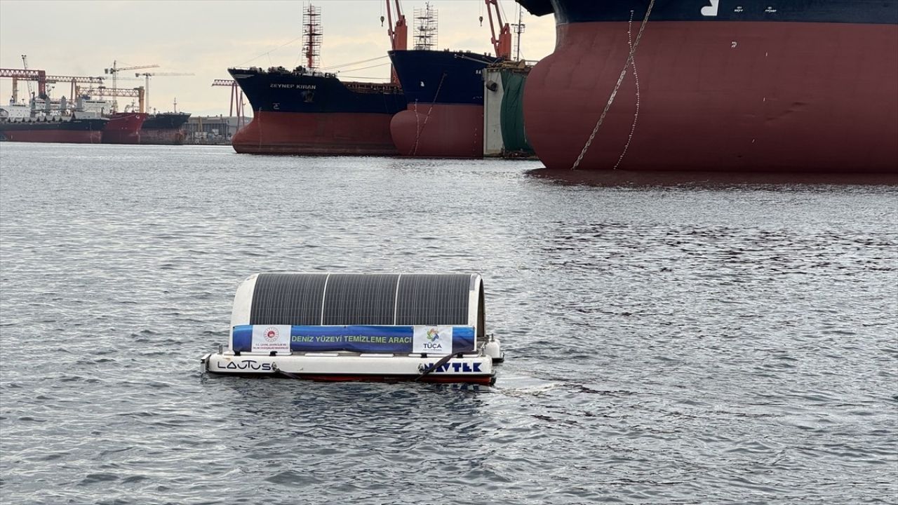 İstanbul'da Deniz Yüzeyi Temizleme Faaliyetleri Başladı