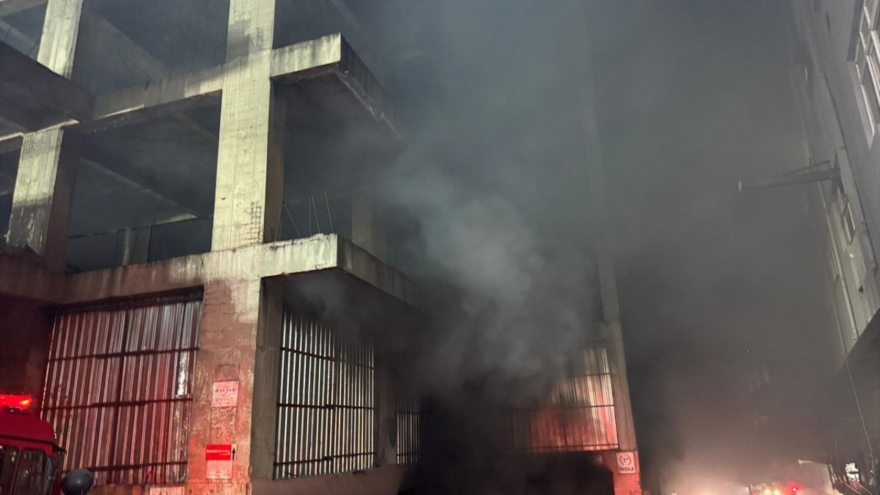 Zeytinburnu'ndaki Yangına Yoğun Müdahale Devam Ediyor