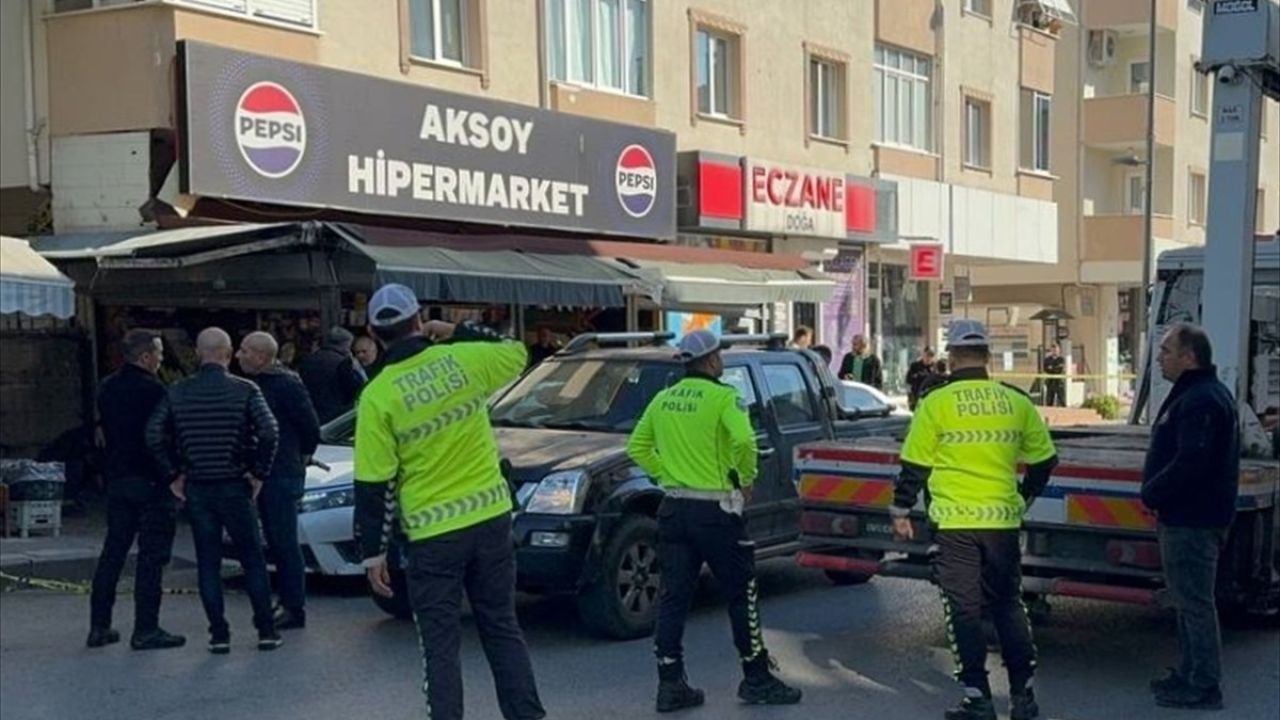 Üsküdar'da Çekiçli Saldırı ve Silahlı Karşılık: Polis ve Şüpheliler Yaralandı