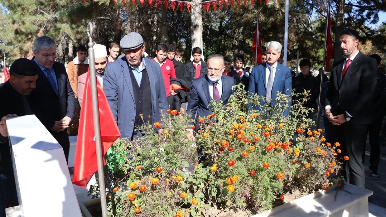 Şehit Ömer Halisdemir'in Kabri Ziyaret Edildi