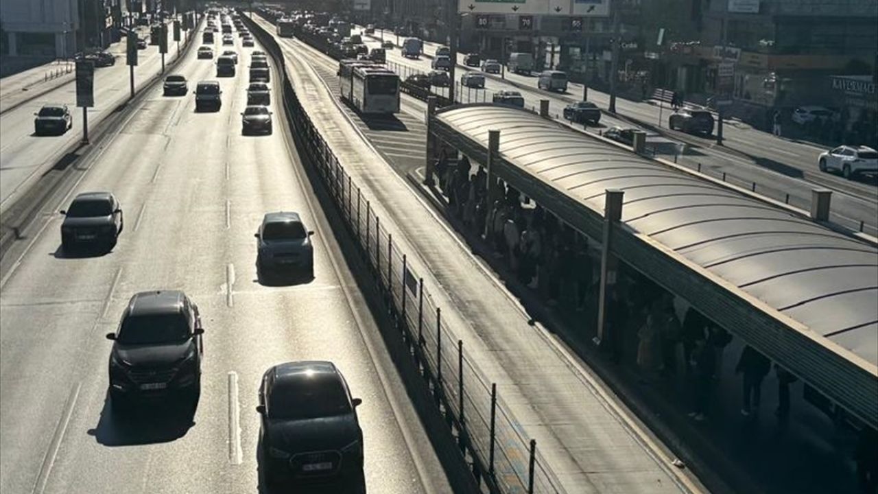 Avcılar'da Metrobüs Motorunda Yangın