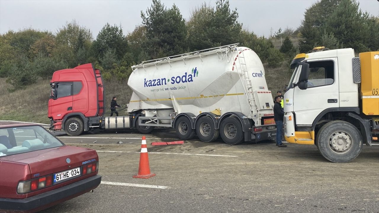 Bolu'da Tanker ile Otomobil Çarpıştı: Sürücüler Yaralandı