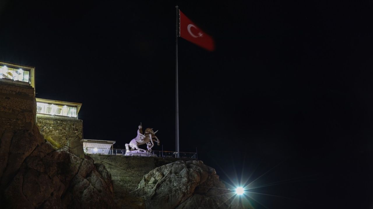 Elazığ'ın Harput Mahallesi Gece Görüntülendi