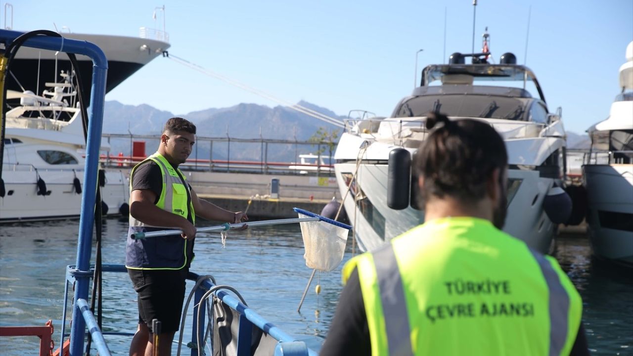 Marmaris Körfezi'nde Deniz Yüzeyi Temizliği