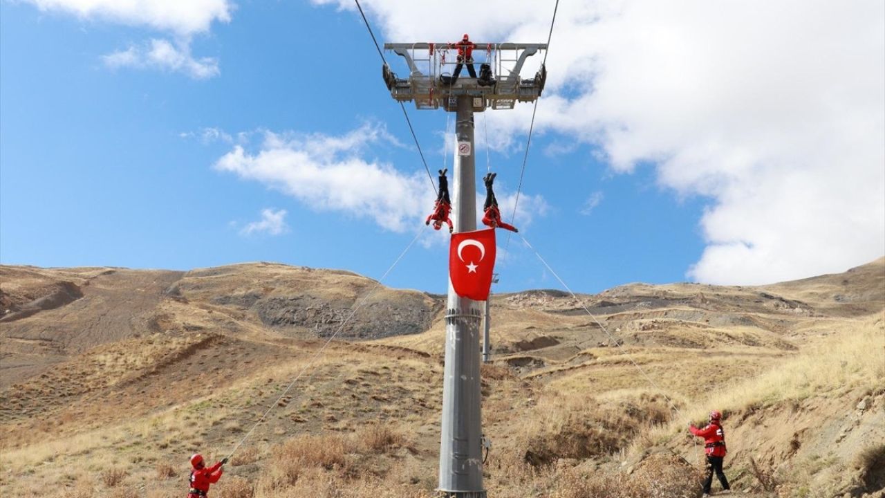 Hakkari'de JAK Timi Kayak Sezonu İçin Tatbikat Gerçekleştirdi