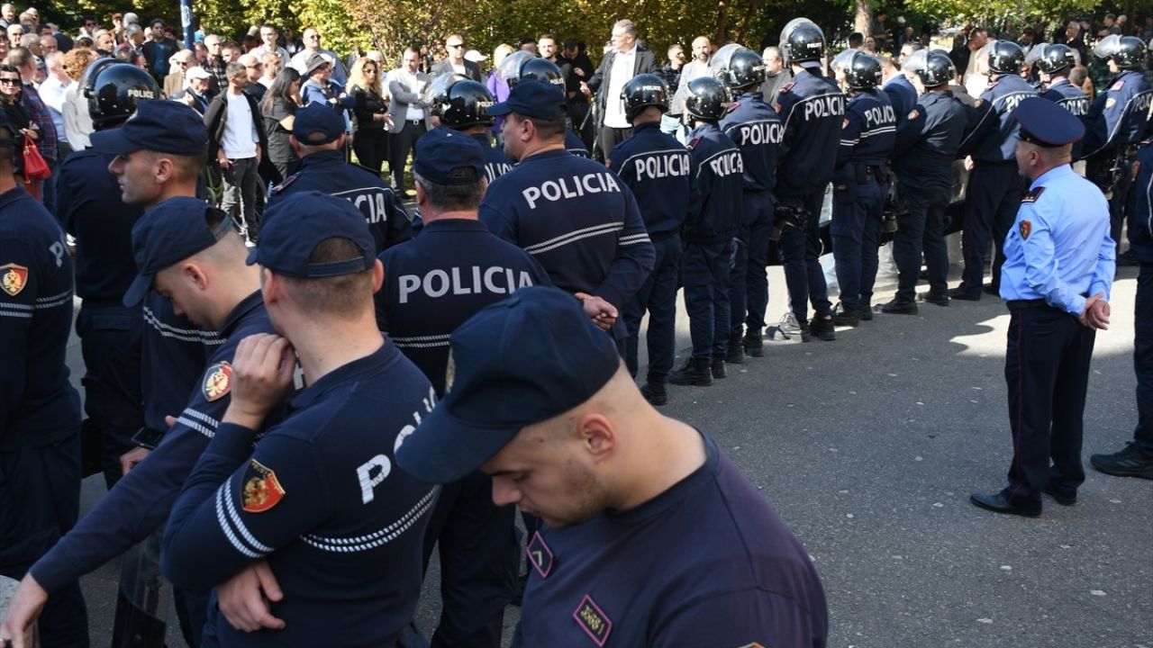 Tiran Belediyesi Önünde Protestolar Devam Ediyor