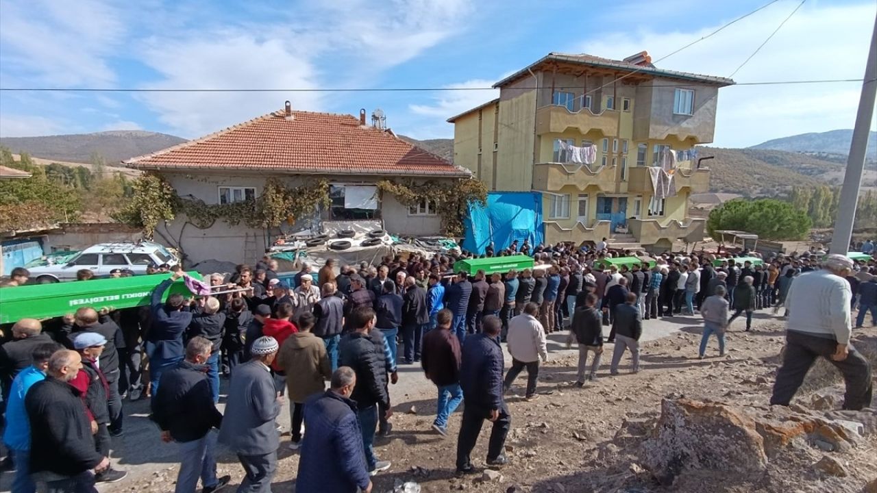 Afyonkarahisar'da Acı Trafik Kazası: 5 Kayıp