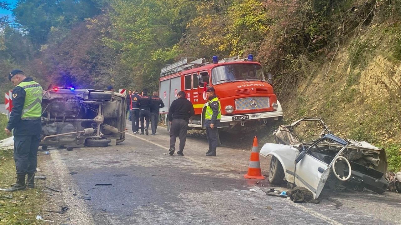 Sinop'ta Feci Kaza: İki Otomobil Çarpıştı, 3 Yaralı