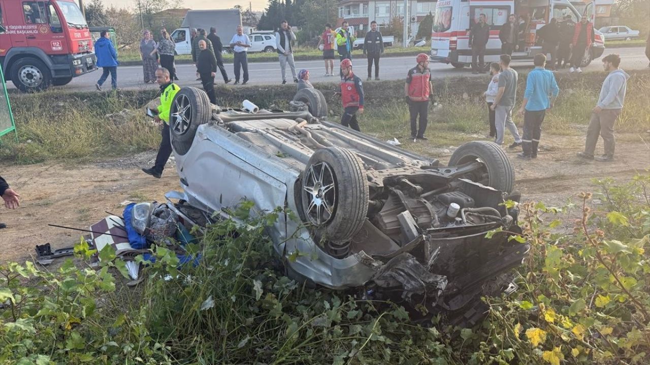 Sakarya'da Otomobil Kazasında 3 Kişi Yaralandı