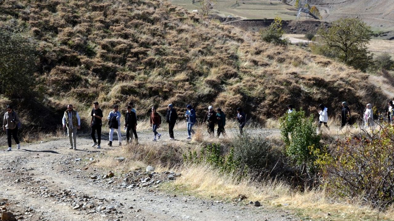 Muş'ta Gençlerin Doğa Yürüyüşü Etkinliği