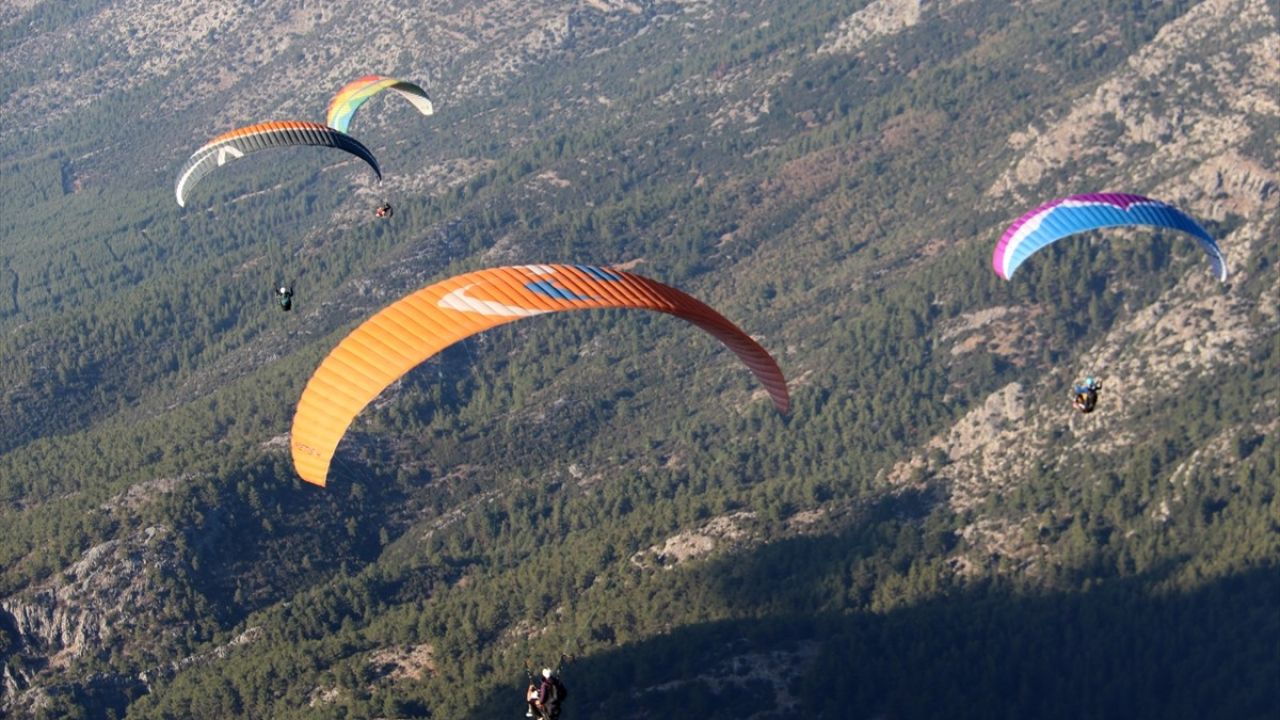 Muğla'da 24. Uluslararası Ölüdeniz Hava Oyunları Festivali Devam Ediyor