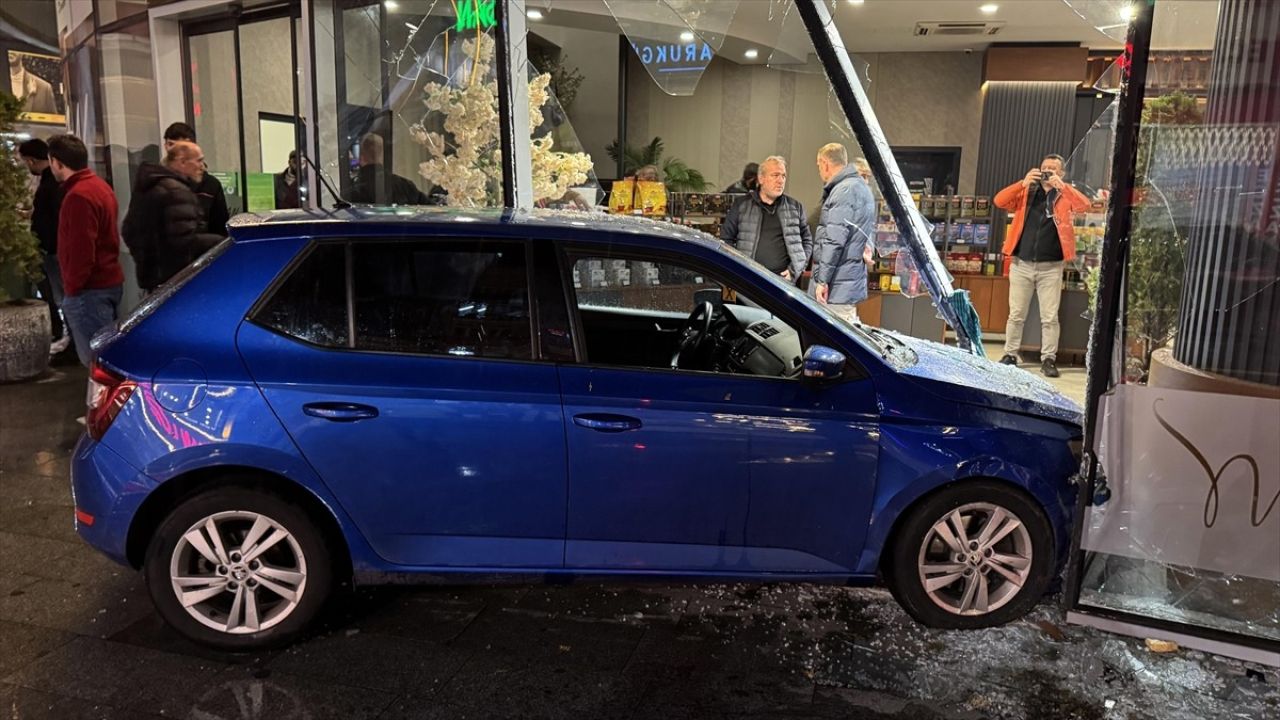 Rize'de Kontrolden Çıkan Otomobil Sosyal Tesislere Girdi
