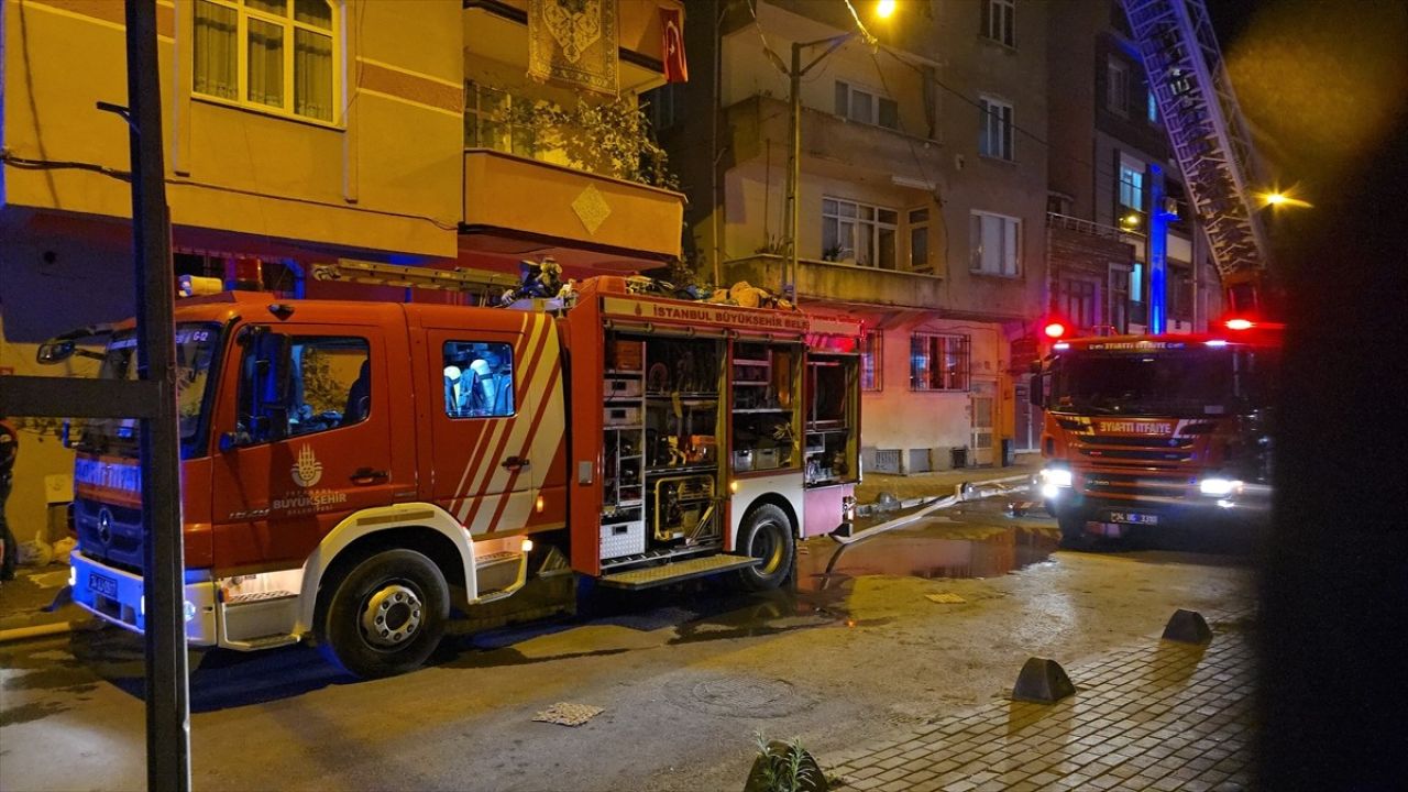 Küçükçekmece'de Çatı Katında Yangın Söndürüldü