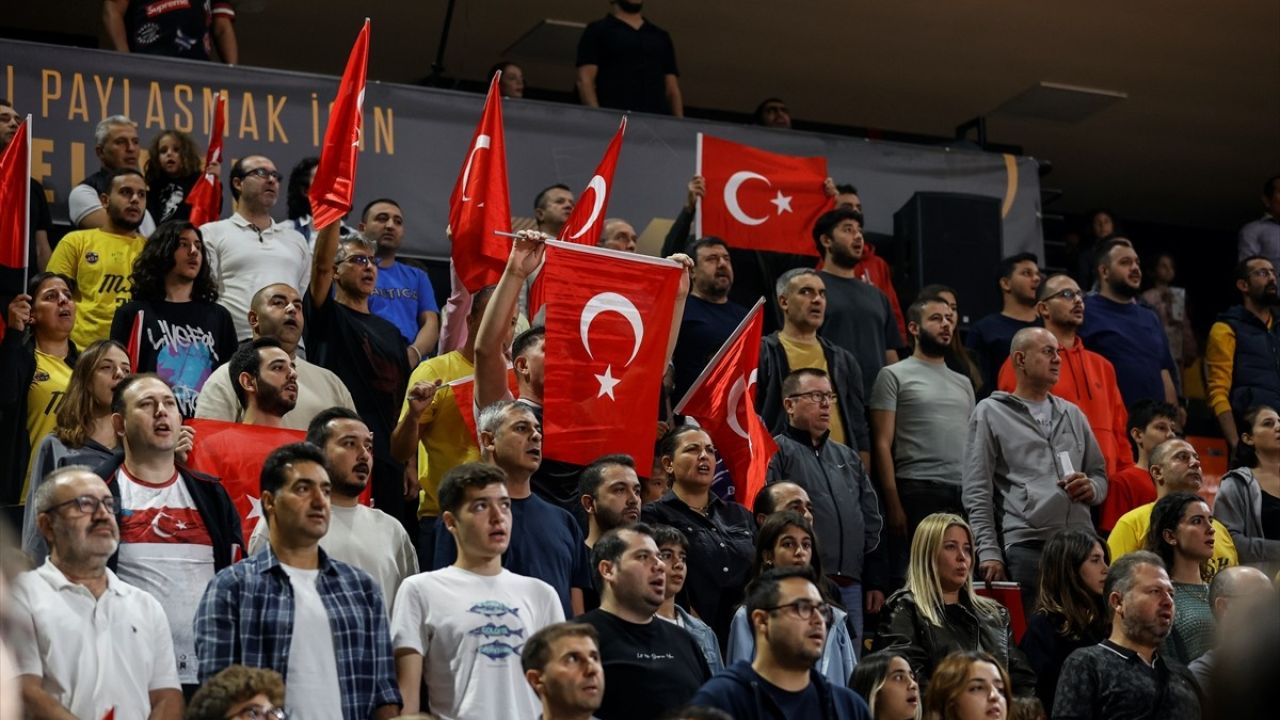 Mersin Spor, Manisa Basket'i Geçti