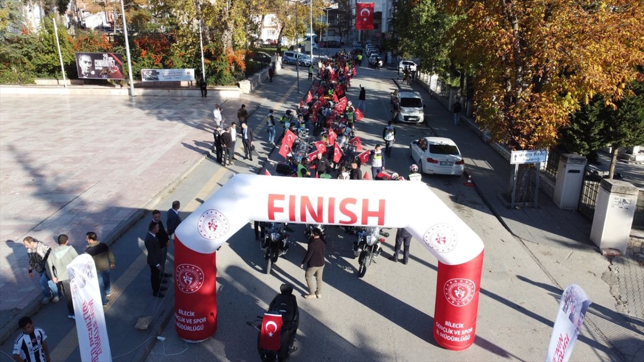 Bilecik'te Cumhuriyet Bayramı İçin Motosiklet ve Bisiklet Turu Düzenlendi