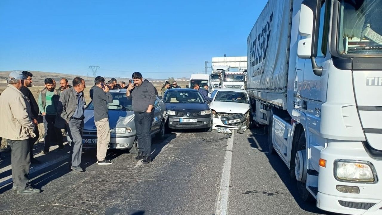 Kars'ta Zincirleme Trafik Kazası: 2 Yaralı