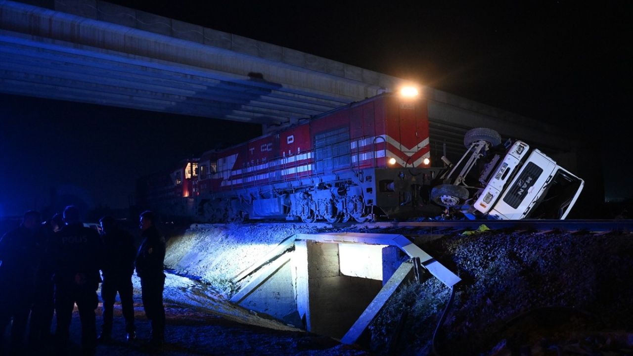 Edirne'de Yolcu Treni Beton Pompasına Çarptı