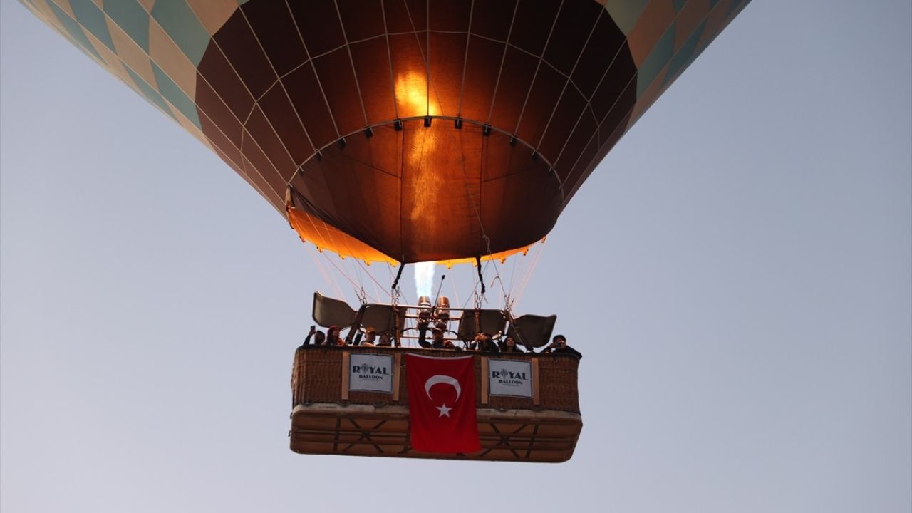 Kapadokya'da Türk Bayraklarıyla Dolu Renkli Balonlar