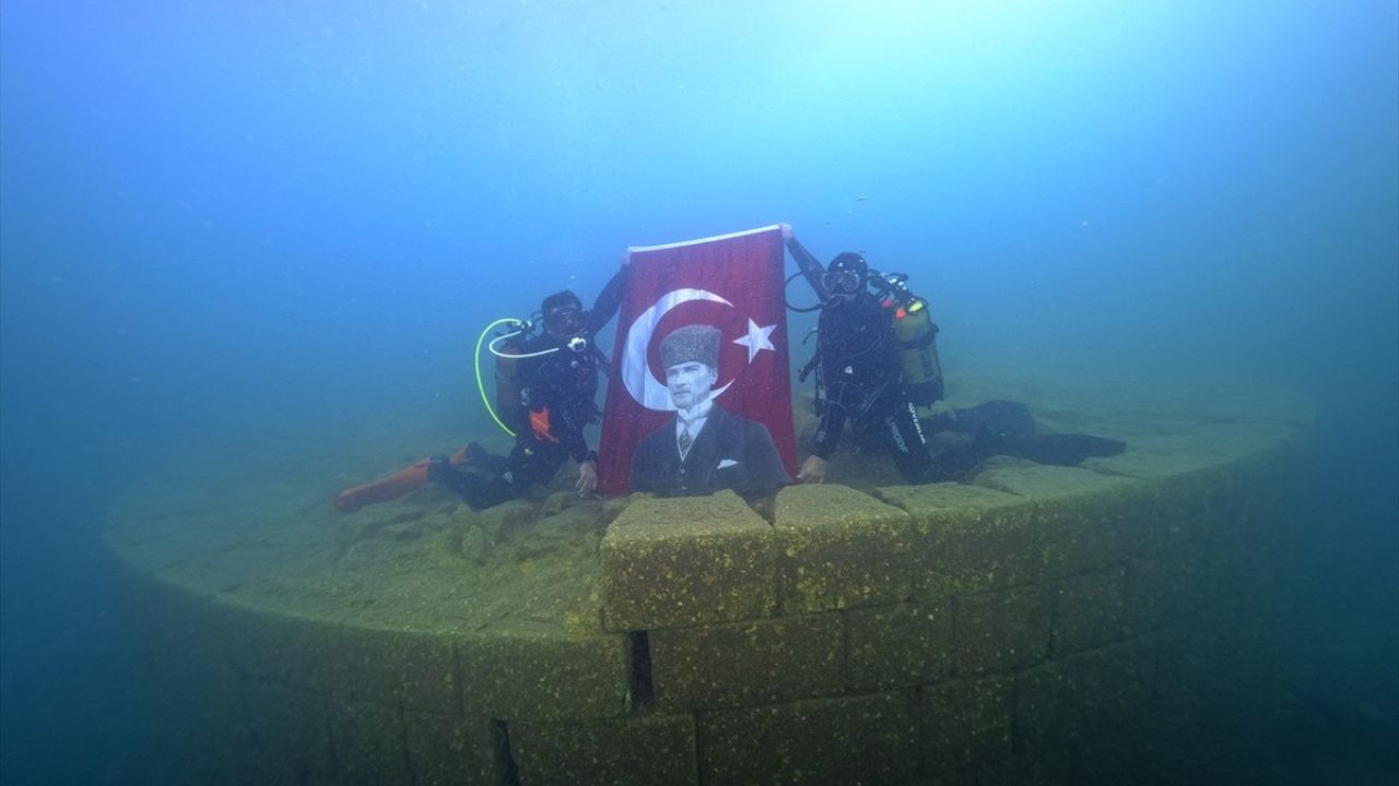 29 Ekim Cumhuriyet Bayramı Van Gölü'nde Dalışla Kutlandı