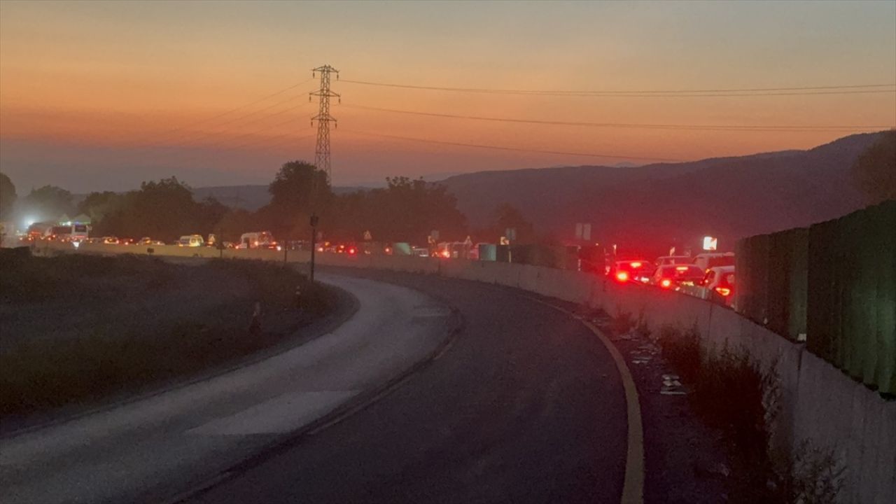 Düzce'de Zincirleme Trafik Kazası: 1 Ölü, 7 Yaralı