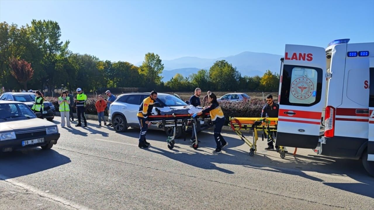 İnegöl'de Zincirleme Trafik Kazası: 6 Yaralı