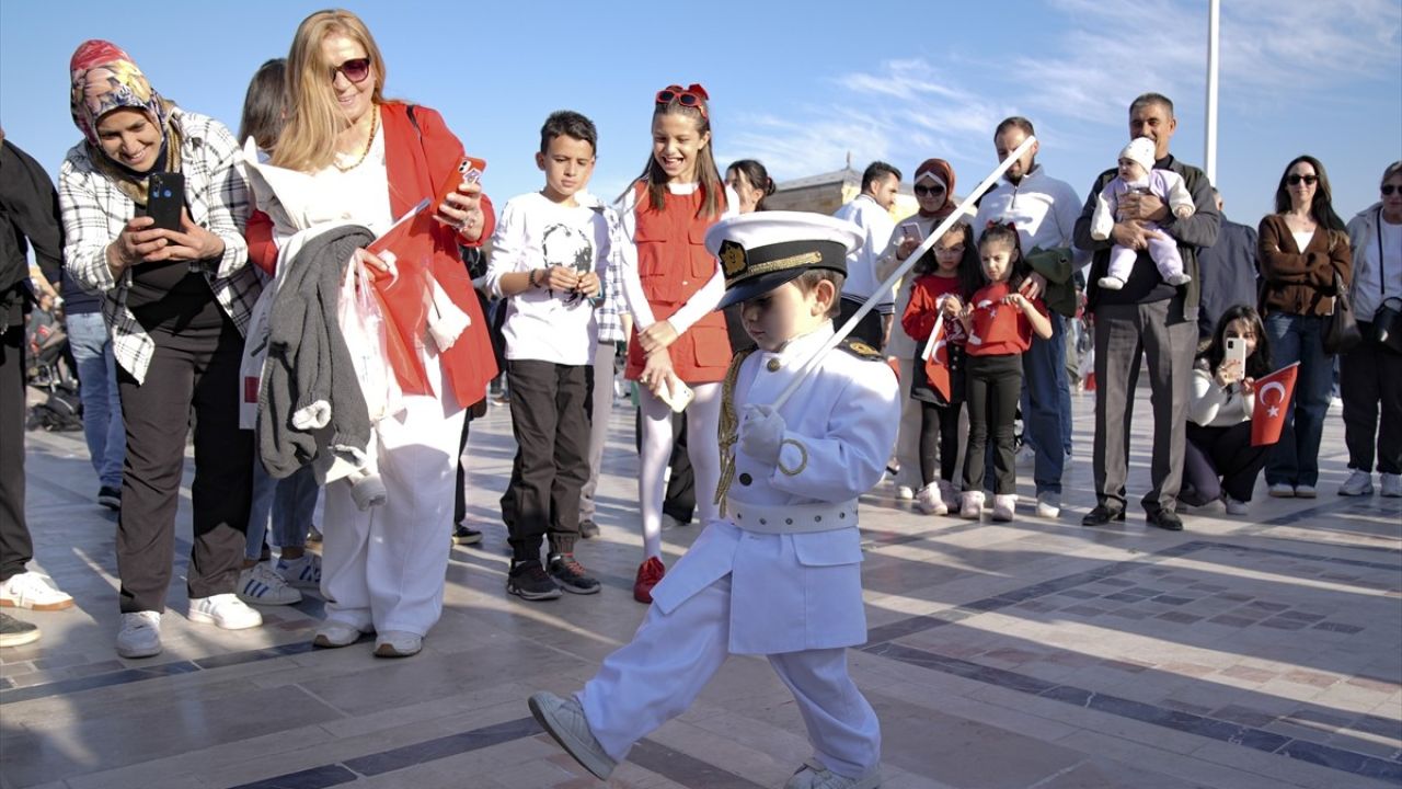 Minik Barskan Anıtkabir'de Asker Taklidiyle Göz Doldurdu