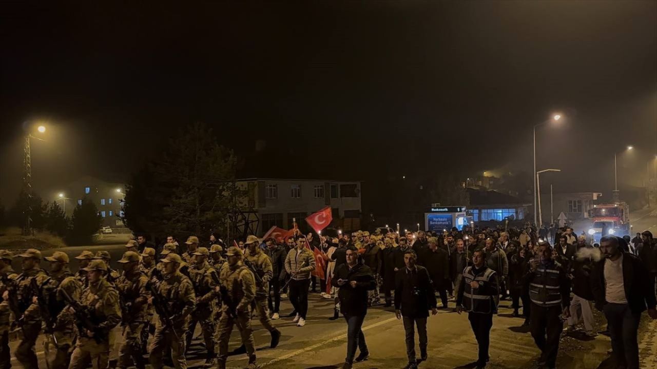 Kars ve Ağrı'da Cumhuriyet Bayramı Coşkusu: Fener Alayı Düzenlendi